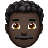 homem: pele escura e cabelo cacheado