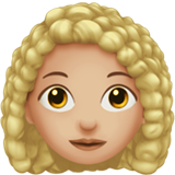 mulher: pele morena clara e cabelo cacheado