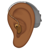 ouvido com aparelho auditivo: pele morena escura