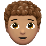 pessoa: pele morena e cabelo cacheado