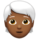 pessoa: pele morena escura e cabelo branco