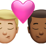 beijo: homem, homem, pele morena clara e pele morena escura