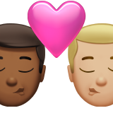 beijo: homem, homem, pele morena escura e pele morena clara