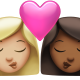 beijo: mulher, mulher, pele morena clara e pele morena escura