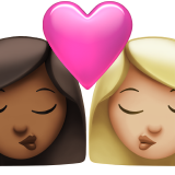 beijo: mulher, mulher, pele morena escura e pele morena clara