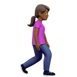 mulher andando: pele morena escura e de frente para a direita