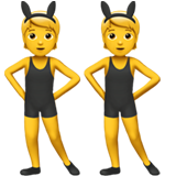 pessoas com orelhas de coelho