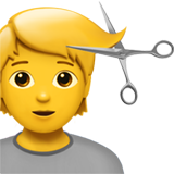 pessoa cortando o cabelo