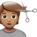 pessoa cortando o cabelo: pele morena