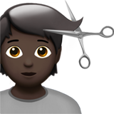 pessoa cortando o cabelo: pele escura