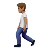 pessoa andando: pele morena