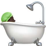 pessoa tomando banho: pele escura