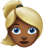 mulher: pele morena escura e cabelo loiro