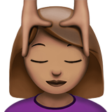 mulher recebendo massagem facial: pele morena