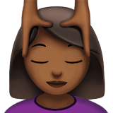 mulher recebendo massagem facial: pele morena escura