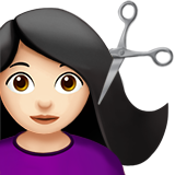 mulher cortando o cabelo: pele clara