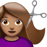 mulher cortando o cabelo: pele morena