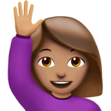 mulher levantando a mão: pele morena