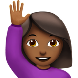 mulher levantando a mão: pele morena escura